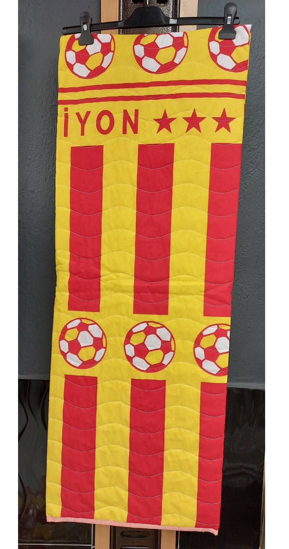Pamuklu Çok Amaçlı Spor Desen Tek Kişilik Pike, Yatak Ört (160x230) - Sarı-Kırmızı Pamuklu Çok Amaçlı Spor Desen Tek Kişilik Pike, Yatak Ört (160x230) - Sarı-Kırmızı